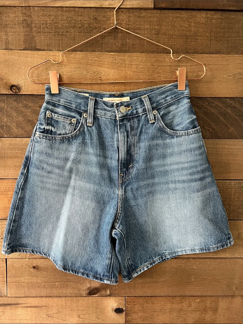 Levi's Women's High Rise Baggy Jean Denim Shorts in Medium Wash Size 25